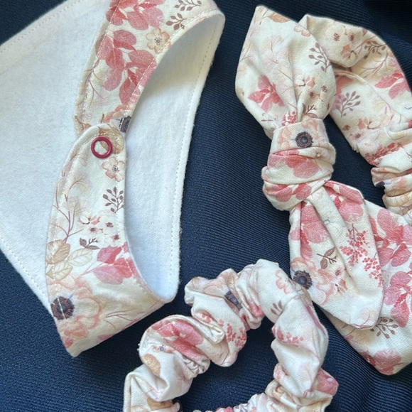 Baby Head Bow Bib Gift Set plus Matching Mama Scrunchie - Picture 3 of 4